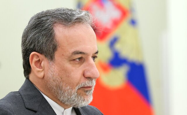 عراقچی: ایران در حال دفاع مشروع در برابر تهاجم آمریکایی-اسرائیلی است