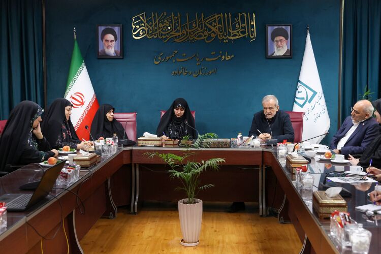 پزشکیان:زنان دارای زمینه مناسب‌تر و انگیزه‌های قوی برای نقش‌آفرینی اجتماعی هستند