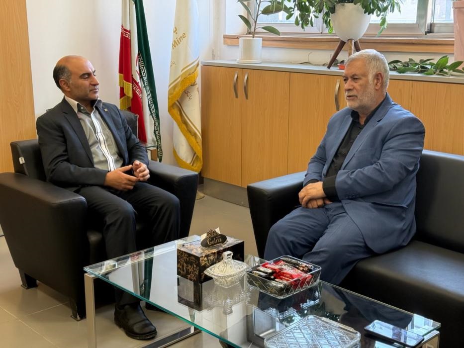 بازدید سرزده دكتر حسن‌پور نماینده مردم كرمان در مجلس شورای اسلامی از بانك صنعت و معدن این استان/ تأكید بر حمایت جدی نظام بانكی از تولید و اشتغال