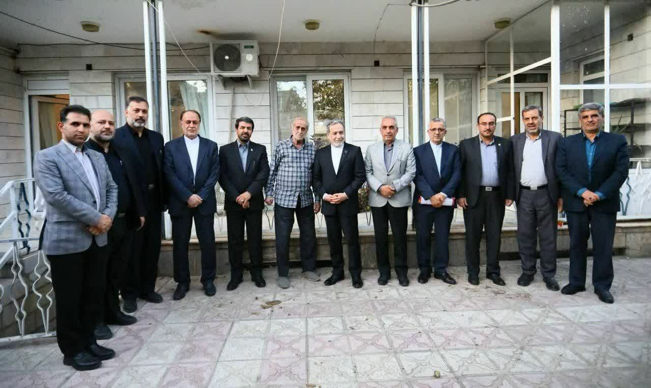 دیدار وزیر امور خارجه و استاندار همدان با خانواده شهیدان حاجیبابایی