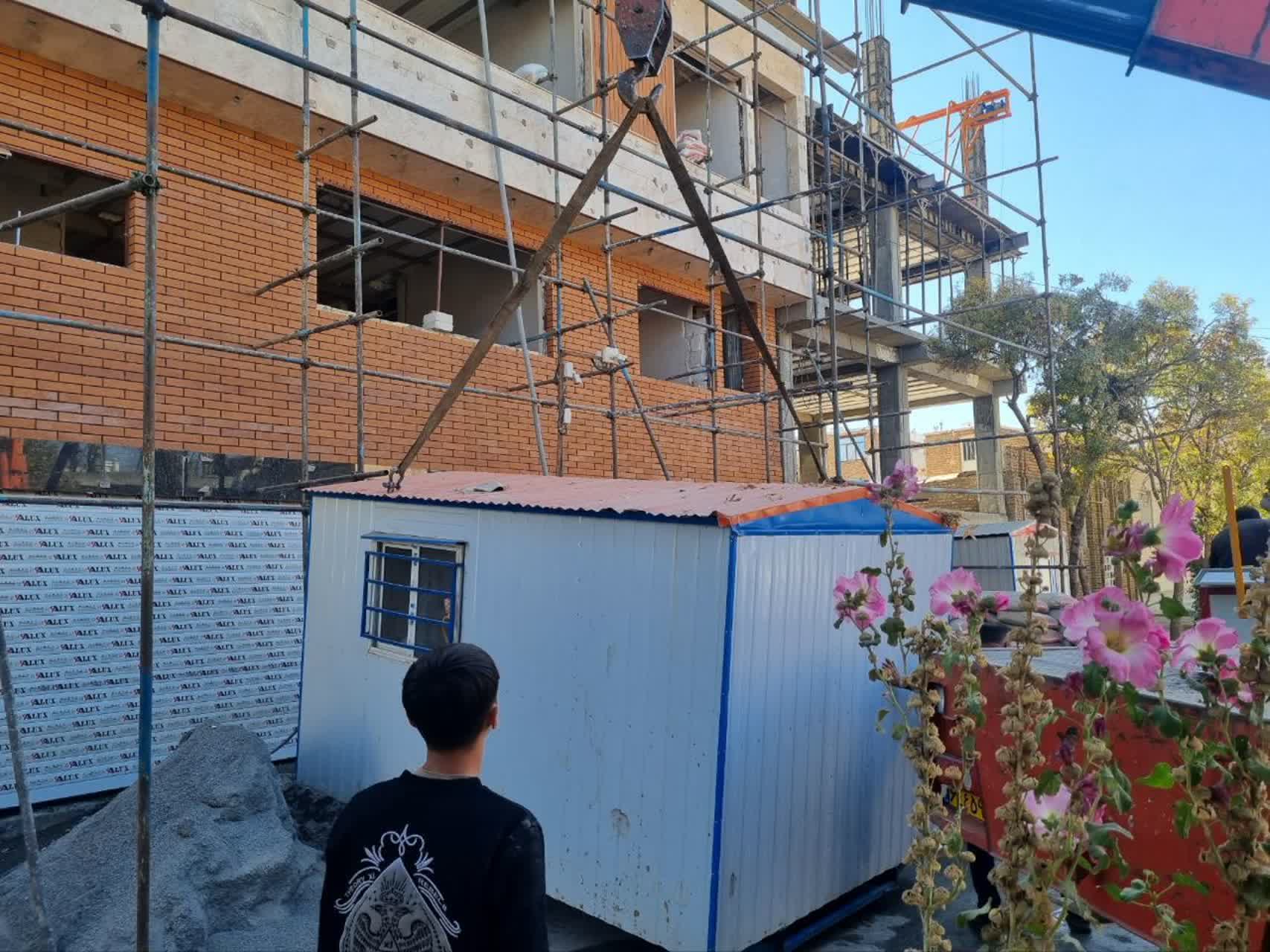 ورود قاطع واحد بند ۲۰ شهرداری منطقه سه به سد معبر در شهرک مدنی / جمع‌آوری کانکس‌های مزاحم در پی شکایات مردمی