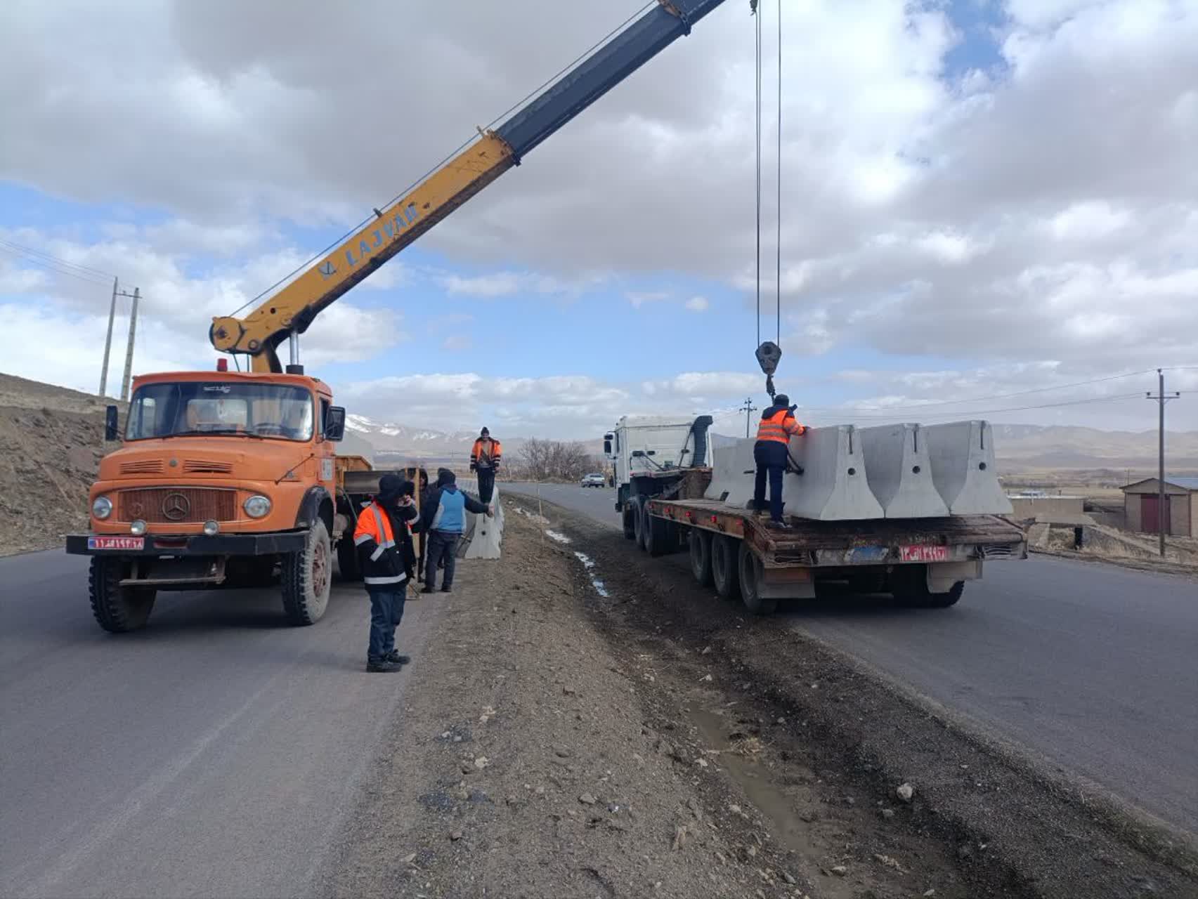 ایمنسازی دو نقطه حادثهخیز در محورهای تویسرکان